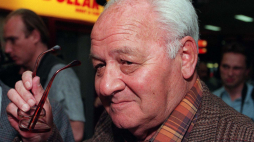 Gustaw Herling-Grudziński tuż po przylocie na warszawskie lotnisko "Okęcie", 1997 r. PAP/CAF - Janusz Mazur