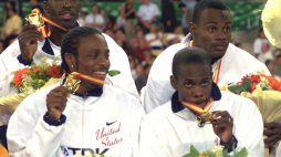 Amerykańska szatafeta 4x400, która zdobyła złoty medal na lekkoatletycznych mistrzostwach świata w Sewilli w 1999 r. w składzie u góry od lewej: Michael Johnson i Jerome Davis oraz na dole: Angelo Taylor i Antonio Pettigrew. Fot. PAP/EPA FOTO GERRY PENNY