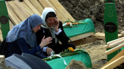 Pogrzeb na cmentarzu pamięci Potocari w marcu 2003 r. Ponad 600 ofiar masakry w Srebrenicy zostało pochowanych prawie osiem lat po najgorszym okrucieństwie w Europie od czasów II wojny światowej. Fot. PAP/EPA Sasa Stankovic