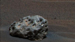 Zdjęcie wykonane na powierzchni Marsa przez panoramiczną kamerę sondy „Opportunity” pokazuje odkryty na Marsie meteoryt. Jest to pierwszy meteoryt znaleziony na innej planecie. Wielkością przypomina piłkę do kosza, pokryty jest żelazem i niklem. Sonda "Opportunity" wykonała zdjęcie podczas 339. dnia pobytu na Marsie, 6 bm. (kb/fal) PAP/EPA (NASA/JPL/Cornell)