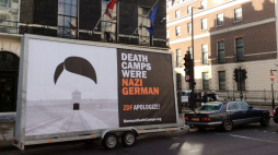 Londyn, Wielka Brytania, 04.02.2017. Mobilny billboard z napisem „Death Camps Were Nazi German”. Był to protest przeciw używaniu przez zagraniczne media sformułowania „polskie obozy śmierci”. Fot. PAP/Jakub Krupa