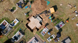 Prace archeologiczne na cmentarzu komunalnym w Hruszowicach w woj. podkarpackim w 2018 r. Ich celem było ustalenie, czy w miejscu stojącego tam do 26 kwietnia 2017 r. pomnika ku czci UPA rzeczywiście są pochówki jej członków. Fot. PAP/Darek Delmanowicz