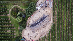 Archeolodzy pracują nad wydobyciem statku wiślanego sprzed pięciuset lat. 2018 r. PAP/Leszek Szymański