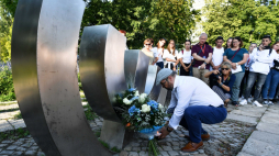 Bogdan Białek zapala znicz przy pomniku Menora w Kielcach, 04.07.2011. Fot. PAP/Piotr Polak 