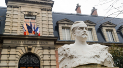 Popiersie Ludwika Pasteura przed muzeum w Paryżu. Fot. PAP/EPA/Teresa Suarez