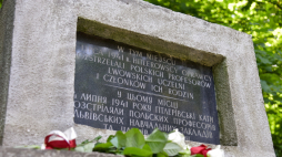 Tablica na pomniku na Wzgórzach Wuleckich we Lwowie, upamiętniająca zamordowanych przez Niemców polskich profesorów lwowskich uczelni i członków ich rodzin. Fot. PAP/Vitaliy Hrabar