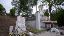 Miejsce pamięci powstania warszawskiego – tablica przy murze cmentarza prawosławnego w Warszawie. W czasie powstania w rejonie cmentarza prawosławnego stacjonowały niemieckie oddziały; na terenie nekropolii odbywały się masowe egzekucje ludności cywilnej Woli. Obok cerkwi rozstrzelano 60 osób, na cmentarzu spalono 1500 zwłok. 5 sierpnia 1944 r. Niemcy zamordowali tu około 100 dzieci i personelu z pobliskiego prawosławnego sierocińca przy parafii św. Jana Klimaka. Fot. PAP/Marcin Obara