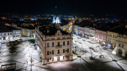 Zrewitalizowany Rynek w Jarosławiu z neorenesansowym ratuszem. PAP/Darek Delmanowicz