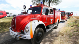 Zabytkowy wóz strażacki na Fire Truck Show w Główczycach koło Dobrodzienia. Fot. PAP/Krzysztof Świderski