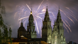 Fajerwerki nad katedrą w Santiago de Compostela w noc poprzedzającą dzień św. Jakuba 24/25 lipca 2024 r. Fot. PAP/EPA/Xurxo Martinez