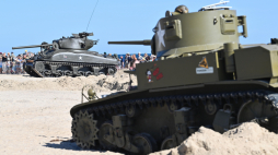 Inscenizacja operacji desantowej aliantów w Normandii z czerwca 1944 roku na plaży na Cyplu Helskim. To kulminacyjny punkt XVIII edycji D-Day Hel, 2024 r. Fot. PAP/Andrzej Jackowski