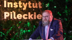 Członek jury, dyrektor Państwowego Muzeum Auschwitz-Birkenau dr Piotr Cywiński podczas gali IV edycji Międzynarodowej Nagrody im. Witolda Pileckiego w Reducie Banku Polskiego w Warszawie w 2024 r. Fot. PAP/Tomasz Gzell