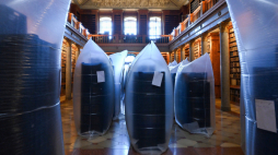 Książki poddane obróbce anoksycznej są wystawione w XIX-wiecznej sali bibliotecznej w stylu klasycystycznym opactwa Pannonhalma na Węgrzech, 3 lipca 2025 r. Biblioteka, w której znajduje się kolekcja 400 tys. książek, w tym wiele rzadkich tomów, została zamknięta na siedem miesięc z powodu rozprzestrzeniania się chrząszcza chlebowca (Stegobium paniceum). Fot. EPA/CSABA KRIZSAN HUNGARY OUT Dostawca: PAP/EPA.