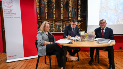 Historycy z lubelskiego IPN-u podczas spotkania dot. publikacji „Dokumenty zbrodni wołyńskiej” w Muzeum Kresów w Lubaczowie, od lewej: Wioletta Woś (prowadząca spotkanie), Paweł Sokołowski, Leon Popek. Fot. PAP/Darek Delmanowicz