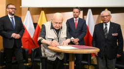 Dyrektor Muzeum Powstania Warszawskiego Jan Ołdakowski (L), prezydent stolicy Rafał Trzaskowski (2P), wiceprezes Związku Powstańców Warszawskich Janusz Maksymowicz (P), przewodniczący Stowarzyszenia Szare Szeregi Okręg Warszawa Ryszard Cholewa (2L). (ad) PAP/Marcin Obara