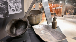 Prezentacja eksponatów z okresu powojennego w ramach cyklu „Wejście w historię” w Muzeum II Wojny Światowej w Gdańsku. PAP/Marcin Gadomski