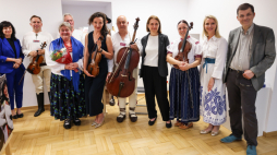 Minister kultury i dziedzictwa narodowego Hanna Wróblewska (4P), p.o. dyrektora Narodowego Instytutu Muzyki i Tańca Lech Dzierżanowski (P), kierowniczka Działu Projektów Muzycznych Narodowego Instytutu Muzyki i Tańca Alina Święs (2P) oraz artystka ludowa Marta Walczak-Staszewska (3L) podczas otwarcia wystawy laureatów 50. Nagrody im. Oskara Kolberga „Za zasługi dla kultury ludowej” w stołecznej Galerii "Okno na Kulturę". PAP/Albert Zawada
