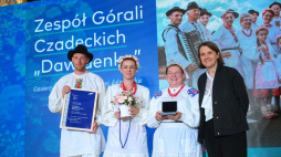 Zespół Górali Czadeckich Dawidenka i minister Wróblewska (pierwsza z prawej). Fot. PAP/Marcin Obara 