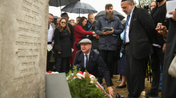 Naczelny rabin Polski Michael Schudrich (z prawej) i sekretarz stanu w Kancelarii Prezydenta RP Wojciech Kolarski (w środku, w czapce) podczas uroczystości przy obelisku upamiętniającym Żydów zamordowanych 10 lipca 1941 w Jedwabnem. Fot. PAP/Michał Zieliński 