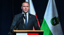 Prezydent elekt Karol Nawrocki podczas obchodów 82. rocznicy "Krwawej niedzieli" w miejscu planowanej budowy Muzeum Pamięci Ofiar Rzezi Wołyńskiej w Chełmie Fot. PAP/Wojtek Jargiło