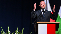 Chełm, 11.07.2025. Prezydent elekt Karol Nawrocki podczas obchodów 82. rocznicy "Krwawej niedzieli" w miejscu planowanej budowy Muzeum Pamięci Ofiar Rzezi Wołyńskiej w Chełmie. Fot. PAP/Wojtek Jargiło