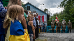 Zielony Dąb, Ukraina, 12.07.2025 r. Uroczystości upamiętniające ofiary tragedii wołyńskiej w miejscowości Zielony Dąb w obwodzie rówieńskim. Fot. PAP/Vladyslav Musiienko