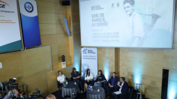 (L-P) prowadząca spotkanie Agnieszka Szydłowska, dyrektorka artystyczna projektu, artystka Julia Pietrucha, autorka tekstów Natalia Pietrucha, producent muzyczny MIUOSH, dyrektor Biura Kultury m.st Warszawy Artur Jóźwik, dyrektor MPW Jan Ołdakowski podczas konferencji prasowej w siedzibie Muzeum Powstania Warszawskiego w Warszawie. Konferencja dotyczyła obchodów 81. rocznicy Powstania Warszawskiego i premiery albumu „Sierpniowe”. Fot. PAP/Albert Zawada