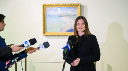 Kuratorka Galerii Sztuki Europejskiej MNP Martyna Łukasiewicz-Espinosa podczas prezentacji obrazu Claude'a Moneta "Plaża w Pourville" po konserwacji dzieła. Fot. PAP/Jakub Kaczmarczyk