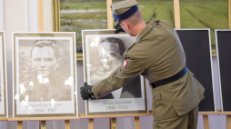 Uroczystość wręczenia not identyfikacyjnych członkom rodzin ofiar totalitaryzmów odbyła się w Belwederze w Warszawie. Fot. PAP/Marian Zubrzycki 
