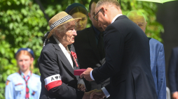 Prezydent Andrzej Duda wręcza Krzyż Komandorski Orderu Odrodzenia Polski uczestniczce Powstania Warszawskiego Halinie Strzeleckiej. Fot. PAP/Piotr Nowak