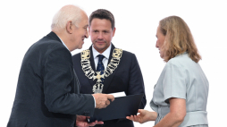 Prezydent Warszawy Rafał Trzaskowski (C), przewodnicząca Rady m.st. Warszawy Ewa Malinowska-Grupińska (P) i prof. Andrzej Friszke (L), któremu wręczono tytuł Honorowego Obywatela m.st. Warszawy na uroczystej Sesji Rady m.st. Warszawy w Dużej Auli Politechniki Warszawskiej. Fot. PAP/Radek Pietruszka