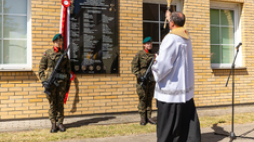 W Płaskiej odsłonięto tablicę upamiętniającą ofiary obławy augustowskiej. Fot. podlaskie.eu