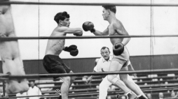Eliminacje bokserskie – Bianga (z prawej) i Jokiela (z lewej) podczas walki, 1934 r. /NAC