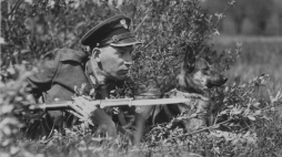 Funkcjonariusz Straży Granicznej, uzbrojony w karabinek Mosin wz. 91/98/25 z bagnetem, na patrolu z psem. /NAC