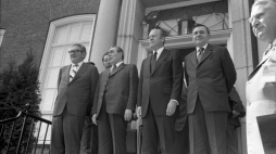 Na zdjęciu od lewej: Henry Kissinger, Leonid Breschnew, Gerald Ford i Andrei Gromyko przed budynkiem ambasady USA Helsinki, sierpień 1975 r. /Źródło: de.wikipedia