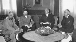 Konferencja monachijska 29 września 1938 r. w Führerbau na Königsplatz w Monachium, od lewej: Benitto Mussolini, Adolf Hitler, tłumacz Paul Otto G. Schmidt, Neville Chamberlain. Fot. Bundesarchiv, Bild 146-1970-052-24 / CC-BY-SA 3.0, CC BY-SA 3.0 DE <https://creativecommons.org/licenses/by-sa/3.0/de/deed.en>, via Wikimedia Commons