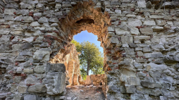 Fragment oczyszczonego muru zamku Sobień. Fot. RDLP w Krośnie