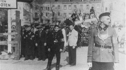 Policjanci niemieccy i żydowscy pilnujący wejścia na teren getta łódzkiego. /Źródło: Wikipedia
