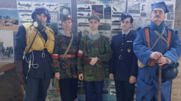 HIszpańscy rekonstruktorzy w strojach naśladujących umundurowanie warszawskich powstańców, pilotów z Bitwy o Anglię, a także żołnierzy Błękitnej Armii gen. Hallera z 1917 r. Fot. polandfirsttofight.com