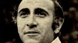 Pippo Baudo. Fot. Italian magazine Epoca, N. 1268, year XXVI, p.43, Public domain, via Wikimedia Commons