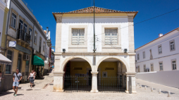 Budynek, w którym mieścił się targ niewolników w Lagos, Portugalia. Fot. Martin Robson from Brighton, UK, CC BY-SA 2.0 <https://creativecommons.org/licenses/by-sa/2.0>, via Wikimedia Commons