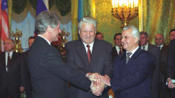 Prezydent USA Bill Clinton, prezydent Rosji Borys Jelcyn i prezydent Ukrainy Łeonid Krawczuk po podpisaniu Trójstronnego Oświadczenia w Moskwie 14 stycznia 1994 r. Fot. U.S. government employee, photo from William J. Clinton Presidential Library, Public domain, via Wikimedia Commons