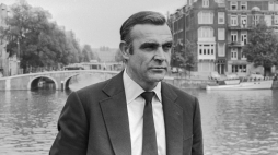 Sean Connery podczas kręcenia filmu "Diamenty są wieczne" z 1971 r. Fot. Rob Mieremet, CC BY-SA 3.0 NL <https://creativecommons.org/licenses/by-sa/3.0/nl/deed.en>, via Wikimedia Commons