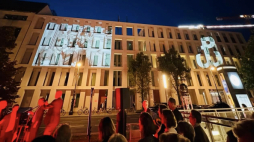 Prezentacja na fasadzie Ambasady RP w Berlinie w 81. rocznicę Powstania Warszawskiego. Fot. materiały ambasady RP