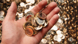 Do kas, kieszeni i portfeli trafi ponad 23 mln monet jednofuntowych, w tym z 2021 i 2022 r. z wizerunkiem królowej Elżbiety II na awersie. Fot. royalmint.com
