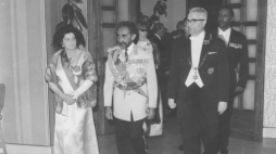 Wizyta I sekretarza KC PZPR Edwarda Ochaba w Etiopii, 1965 r. Przyjęcie wydane przez Edwarda Ochaba w hotelu Gron w Addis Abebie. Nz. Edward Ochab (P) z małżonką (L) oraz cesarz Hajle Syllasje. Fot. PAP/CAF- Stanisław Czarnogórski