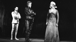 Jerzy Kamas jako Klaudiusz (L), Daniel Olbrychski jako Hamlet (S) i Zofia Kucówna jako Gertruda podczas próby generalnej w Teatrze Narodowym sztuki pt. „Hamlet”, wg Williama Shakespeare’a, w reż. Adama Hanuszkiewicza. Premiera przedstawienia odbyła się 16 kwietnia 1970 r. Fot. PAP/Henryk Rosiak