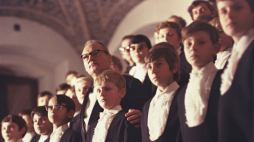Poznań, listopad 1972 r. Dyrygent, kompozytor, dyrektor Stefan Stuligrosz w otoczeniu Chóru Chłopięcego i Męskiego Państwowej Filharmonii w Poznaniu - Poznańskie Słowiki. Fot. PAP/Jakub Grelowski