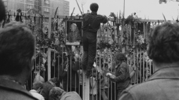Gdańsk, 22 sierpnia 1980 r. Strajkujący pracownik Stoczni Gdańskiej im. Lenina na bramie stoczni. Fot. PAP/CAF/Janusz Uklejewski