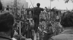 Zdjęcie z 22 sierpnia 1980 r. i ówczesny opis: „Strajkujący pracownik Stoczni Gdańskiej im. Lenina na bramie stoczni. Od 14 sierpnia w stoczni trwa strajk". Fot. PAP/CAF/Janusz Uklejewski